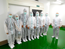 クリーンウェアで記念撮影 2