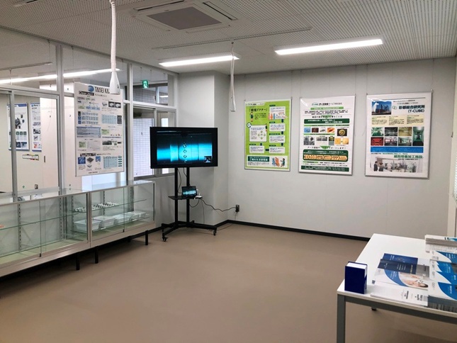熊本大学製剤製造ラボ 展示の様子 2