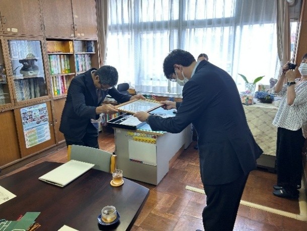 岩垣校長先生より感謝状を受け取る望月社長