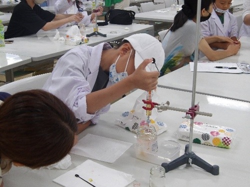 シームレスカプセル製造体験と手洗い実験の様子