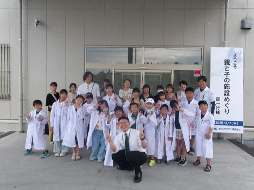 白衣姿での記念撮影の様子