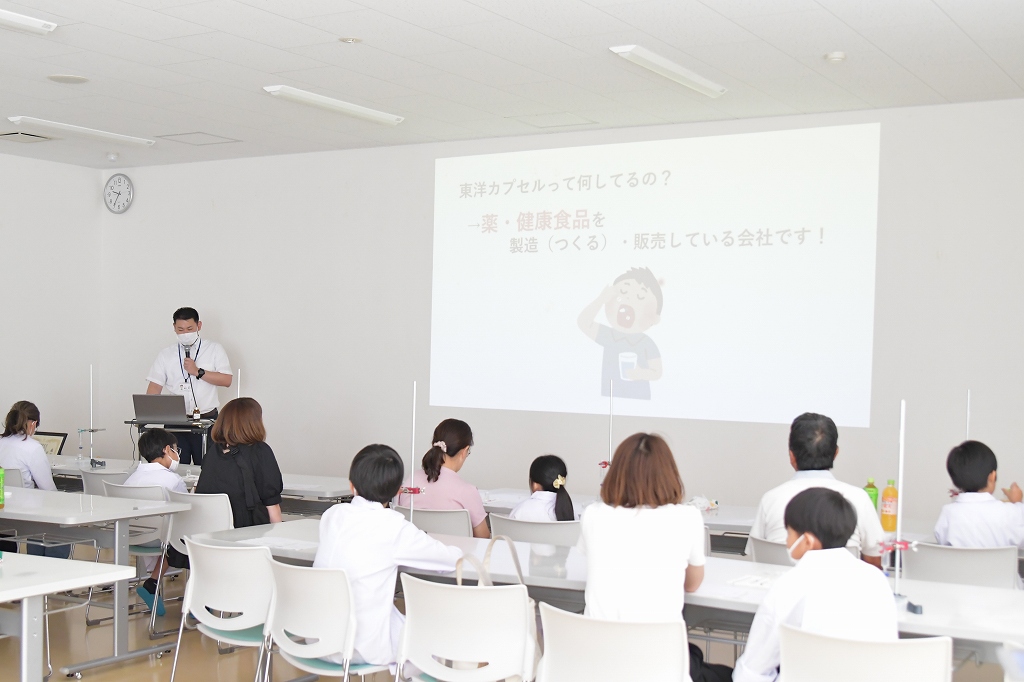 スライドで説明する様子