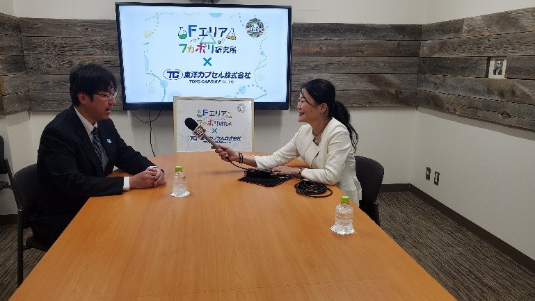 ラジオ番組収録の様子（左：望月陽介社長　右：根上裕恵ナビゲーター）